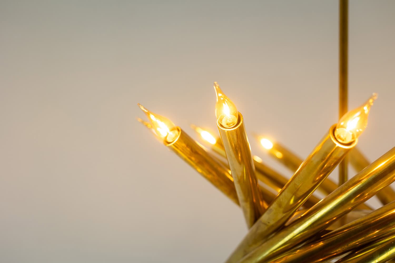 Pair of 24-Light Italian Chandeliers in Patinated Brass, 1980s. - Image 6