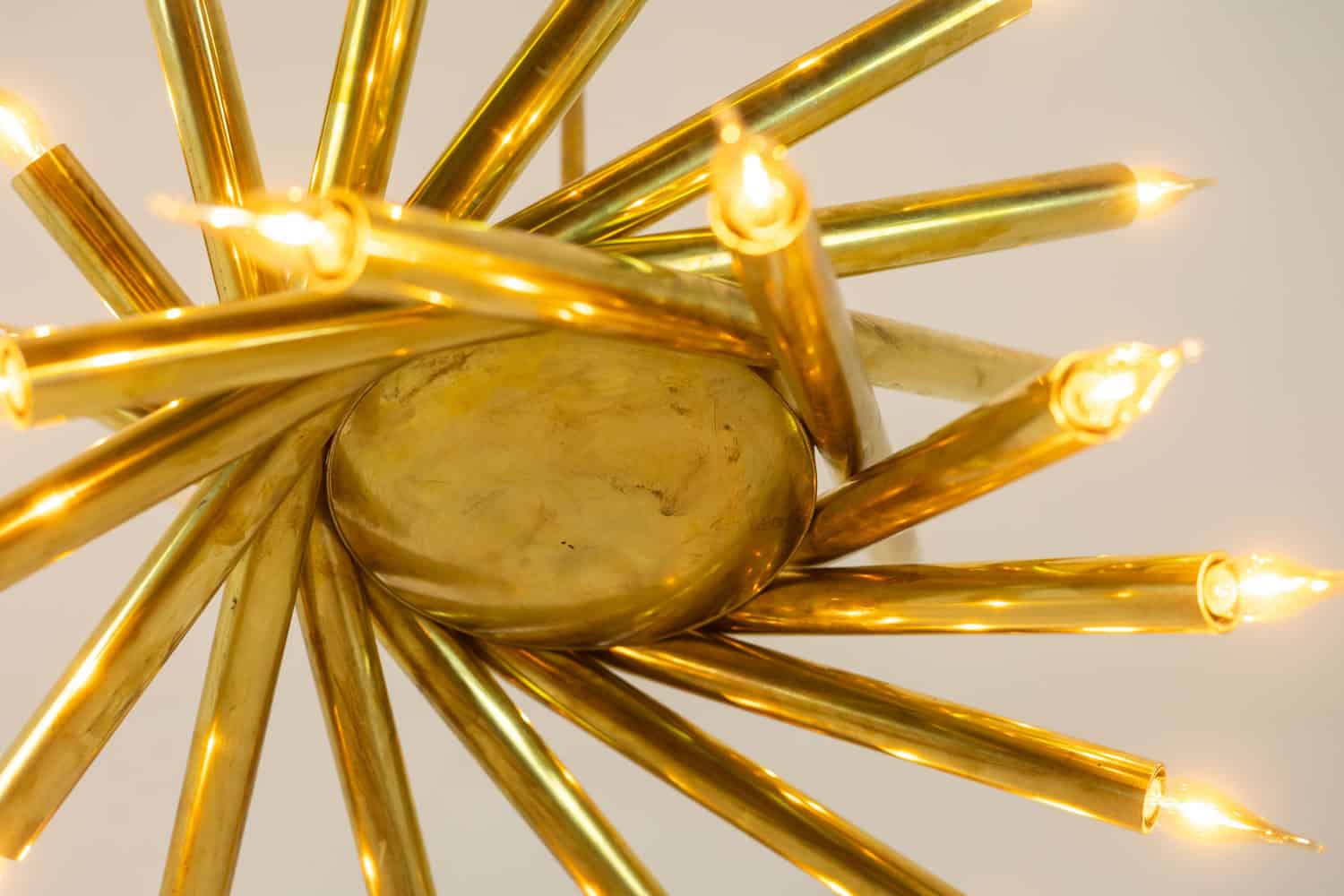 Pair of 24-Light Italian Chandeliers in Patinated Brass, 1980s. - Image 8