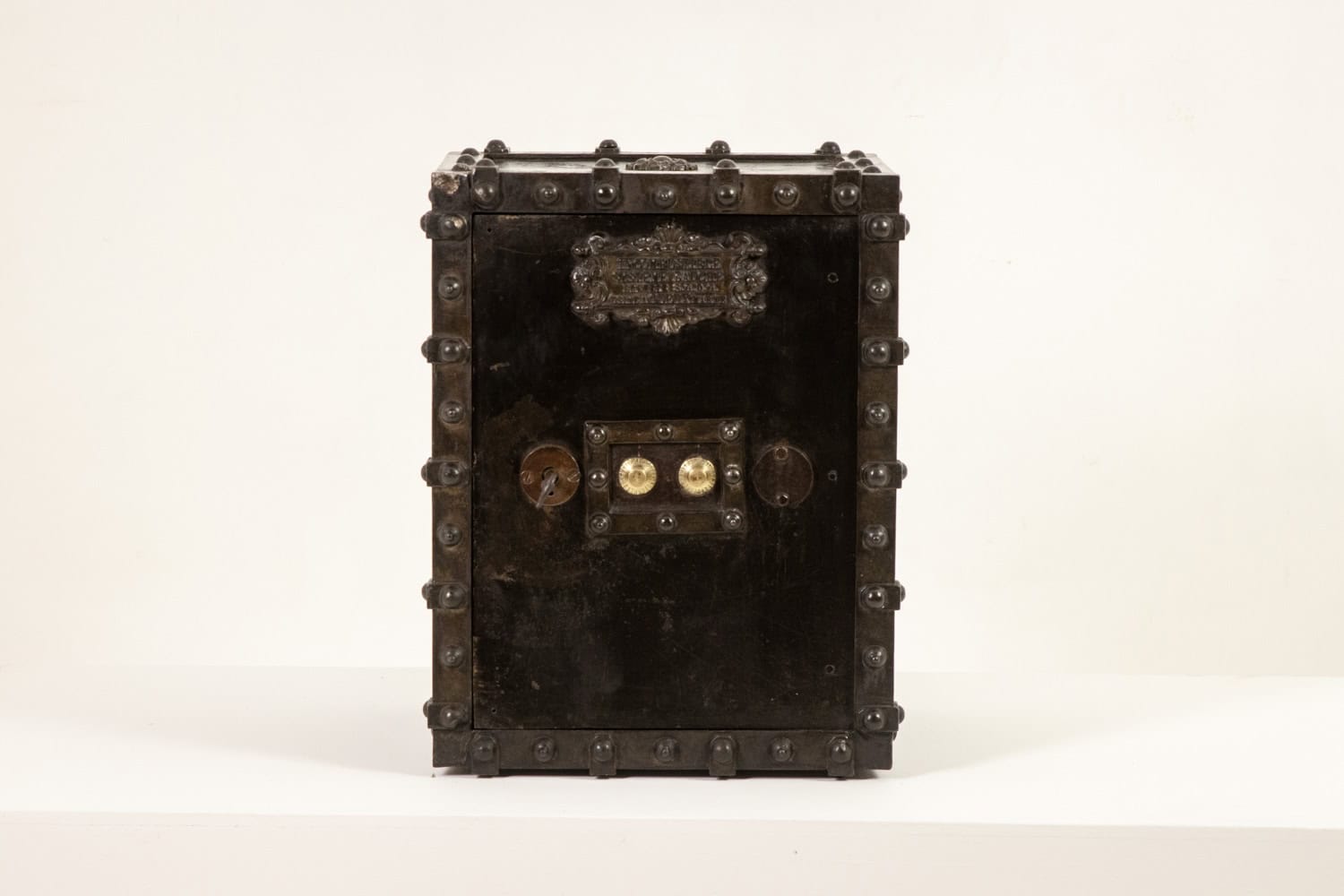 Antique Bauche Metal Travel Safe - Detail One - Styylish