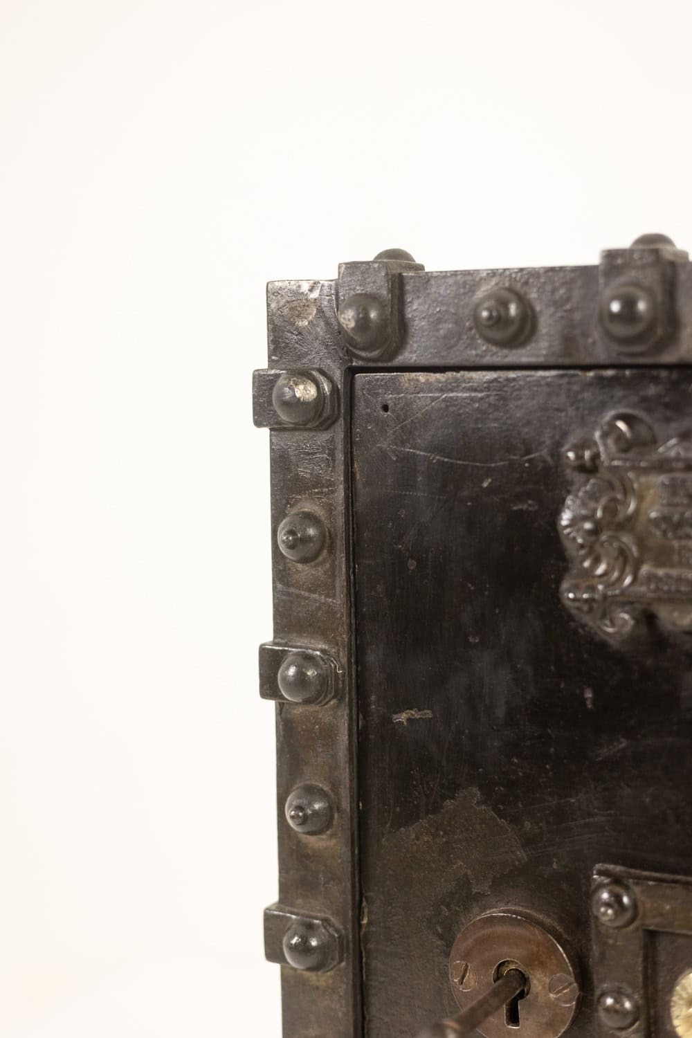 Antique Bauche Metal Travel Safe - Corner Detail - Styylish