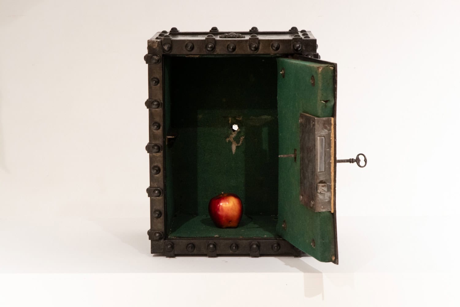 Antique Bauche Metal Travel Safe - Detail with Apple - Styylish