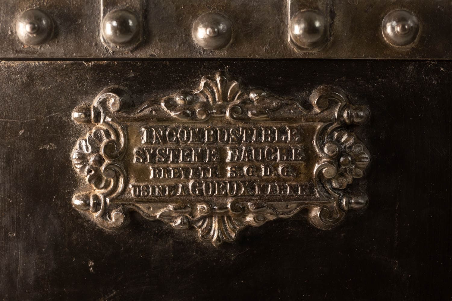 Antique Bauche Metal Travel Safe - Detail Four - Styylish
