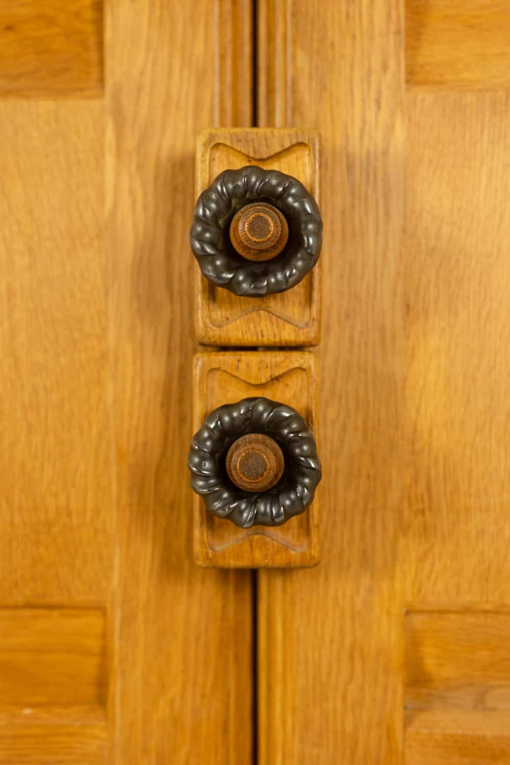 Guillerme and Chambron. Oak wardrobe with built-in writing desk. 1970s–80s - Image 8