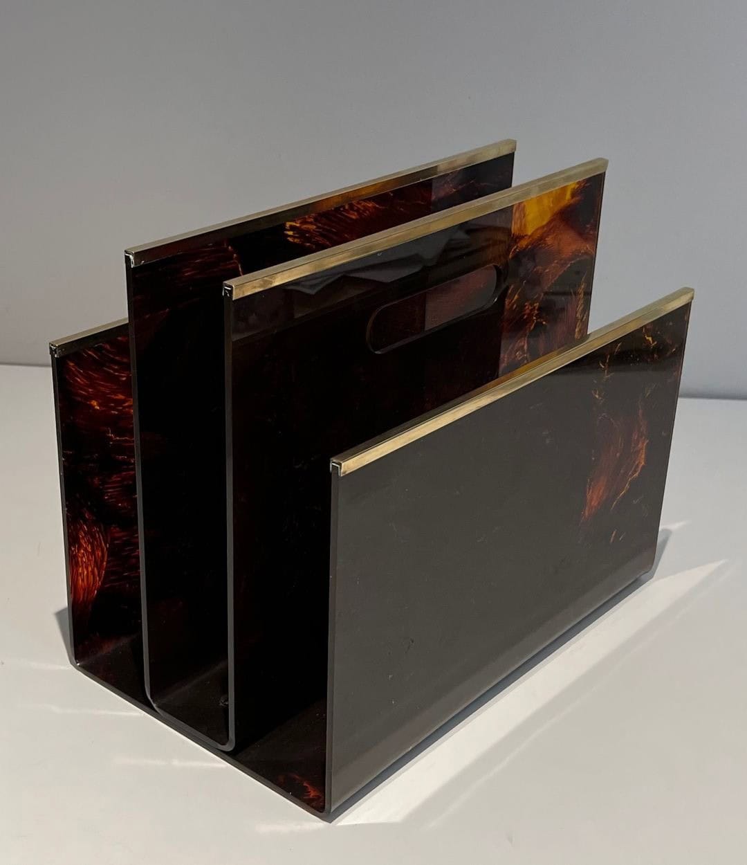 French 1970s Faux Tortoiseshell Plexiglass and Brass Magazine Rack - Image 12