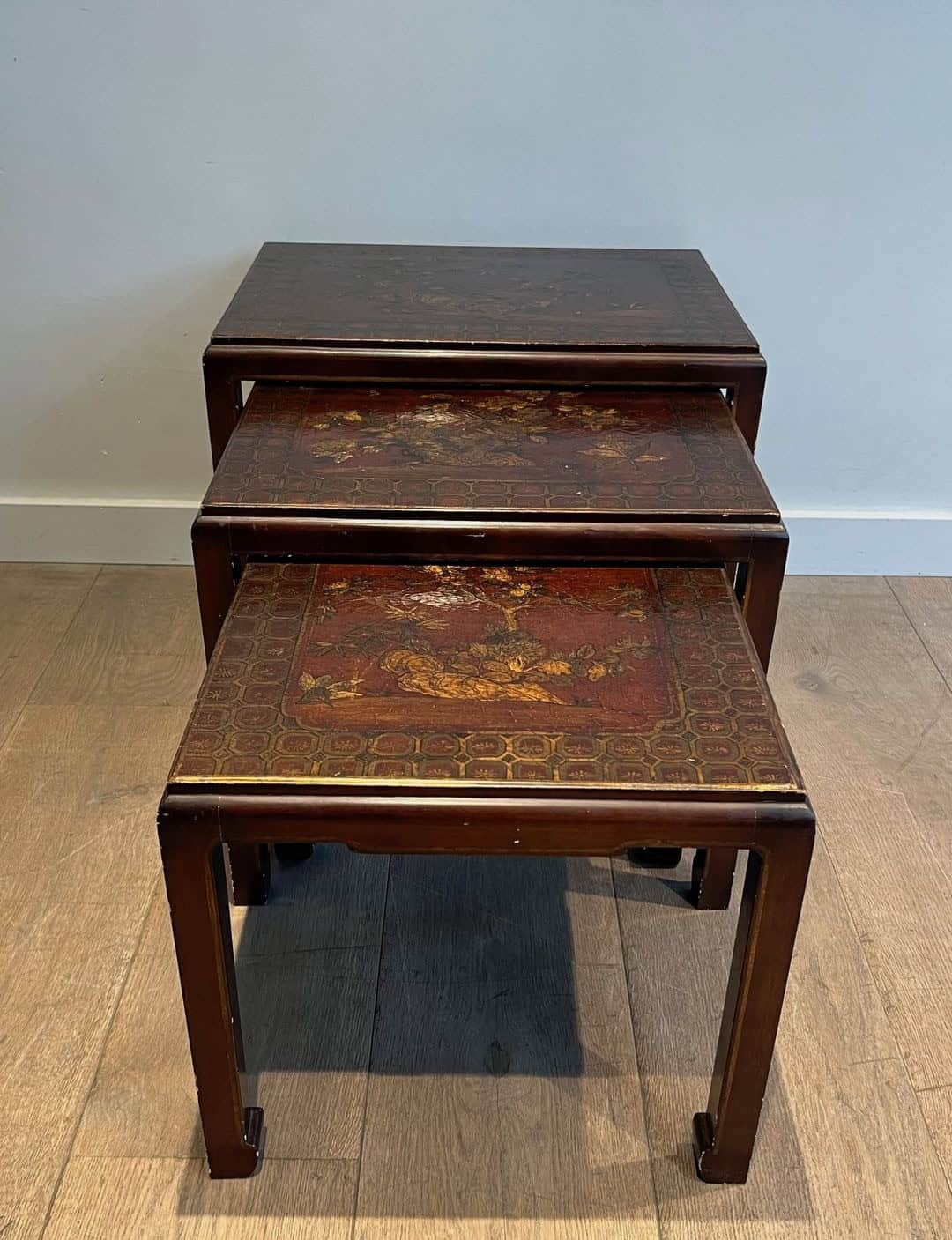 Set of Three Lacquered Nesting Tables with Chinoiserie Decoration, France circa 1940 - Image 3