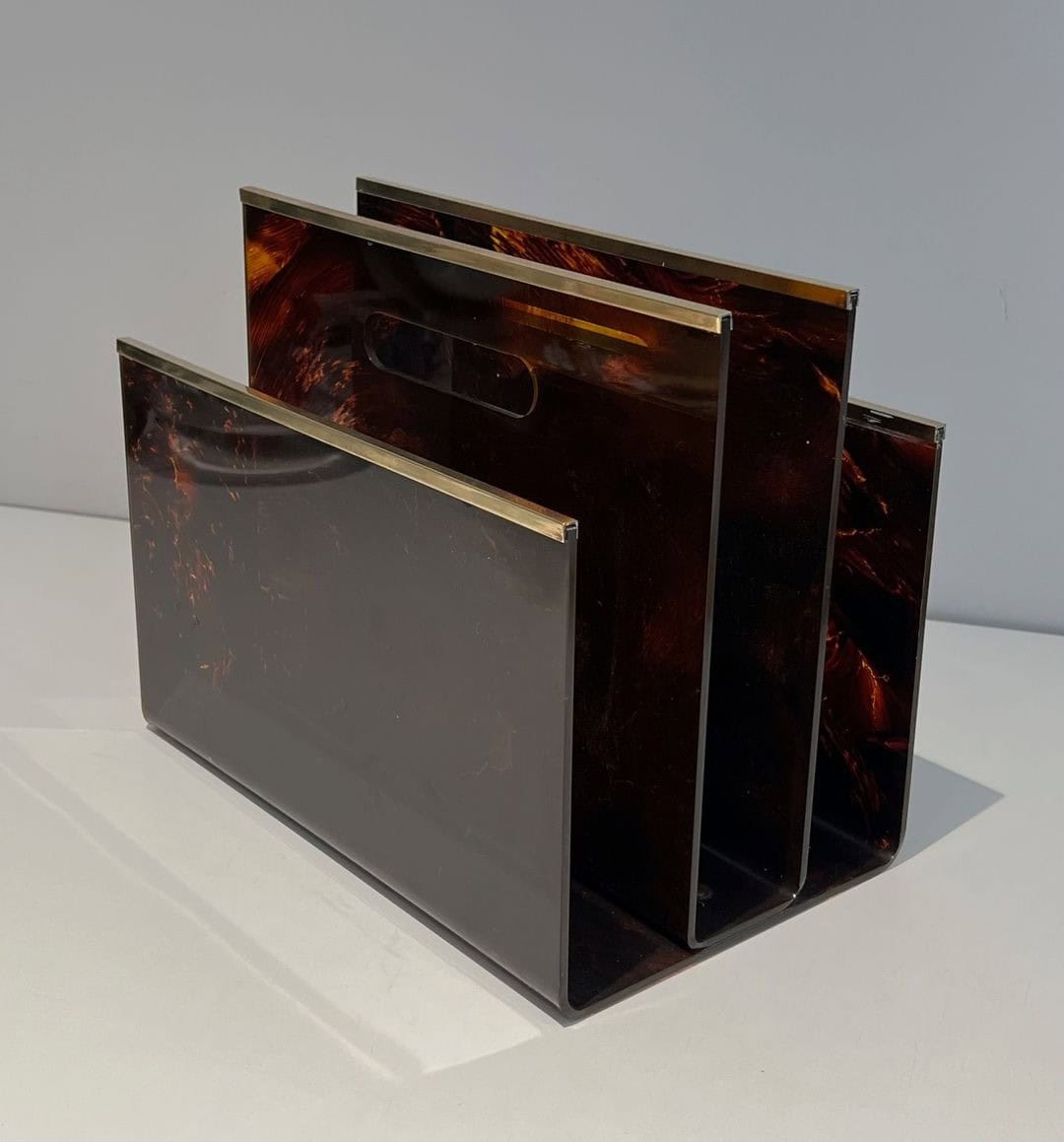 French 1970s Faux Tortoiseshell Plexiglass and Brass Magazine Rack - Image 5