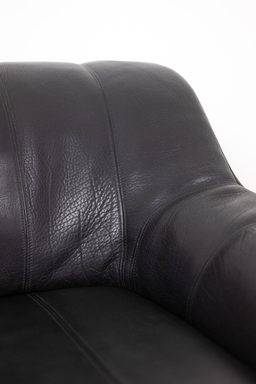 De Sede Black Leather Armchair and Ottoman - Backrest Detail - Styylish