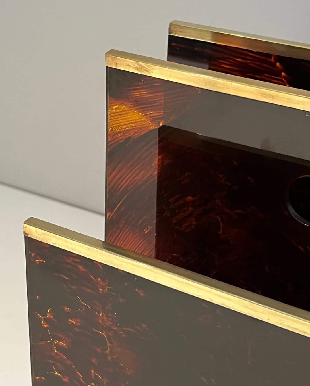 French 1970s Faux Tortoiseshell Plexiglass and Brass Magazine Rack - Image 9