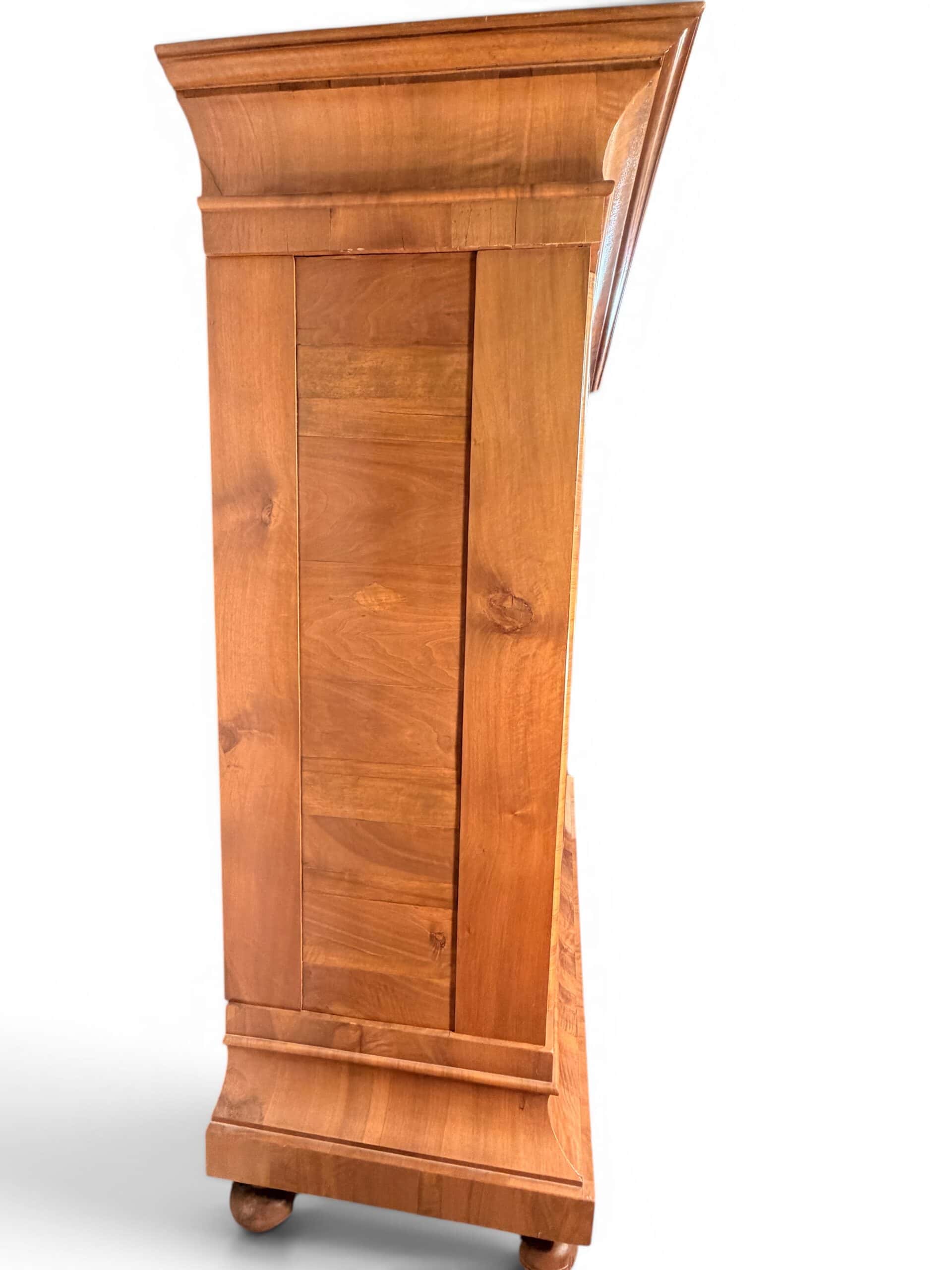Baroque Armoire Wellenschrank- side view - Styylish