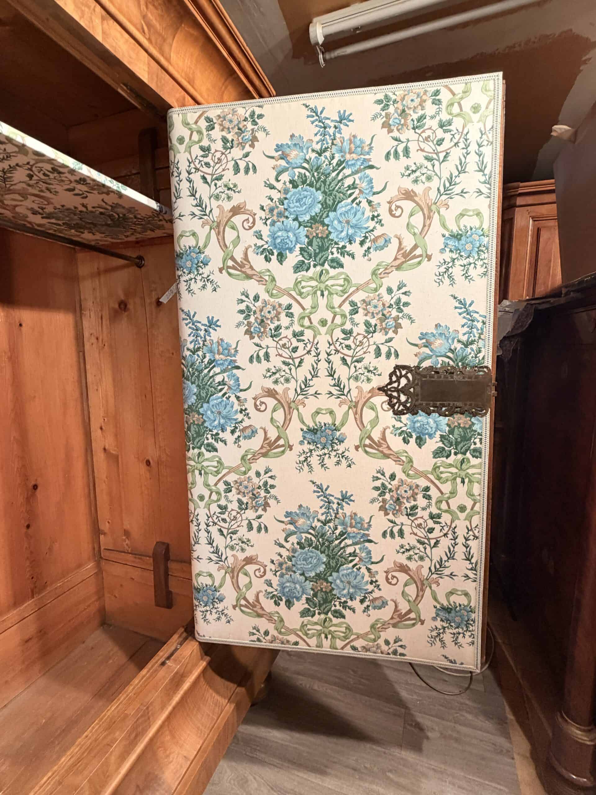 Baroque Armoire Wellenschrank- details inside the right door- Styylish