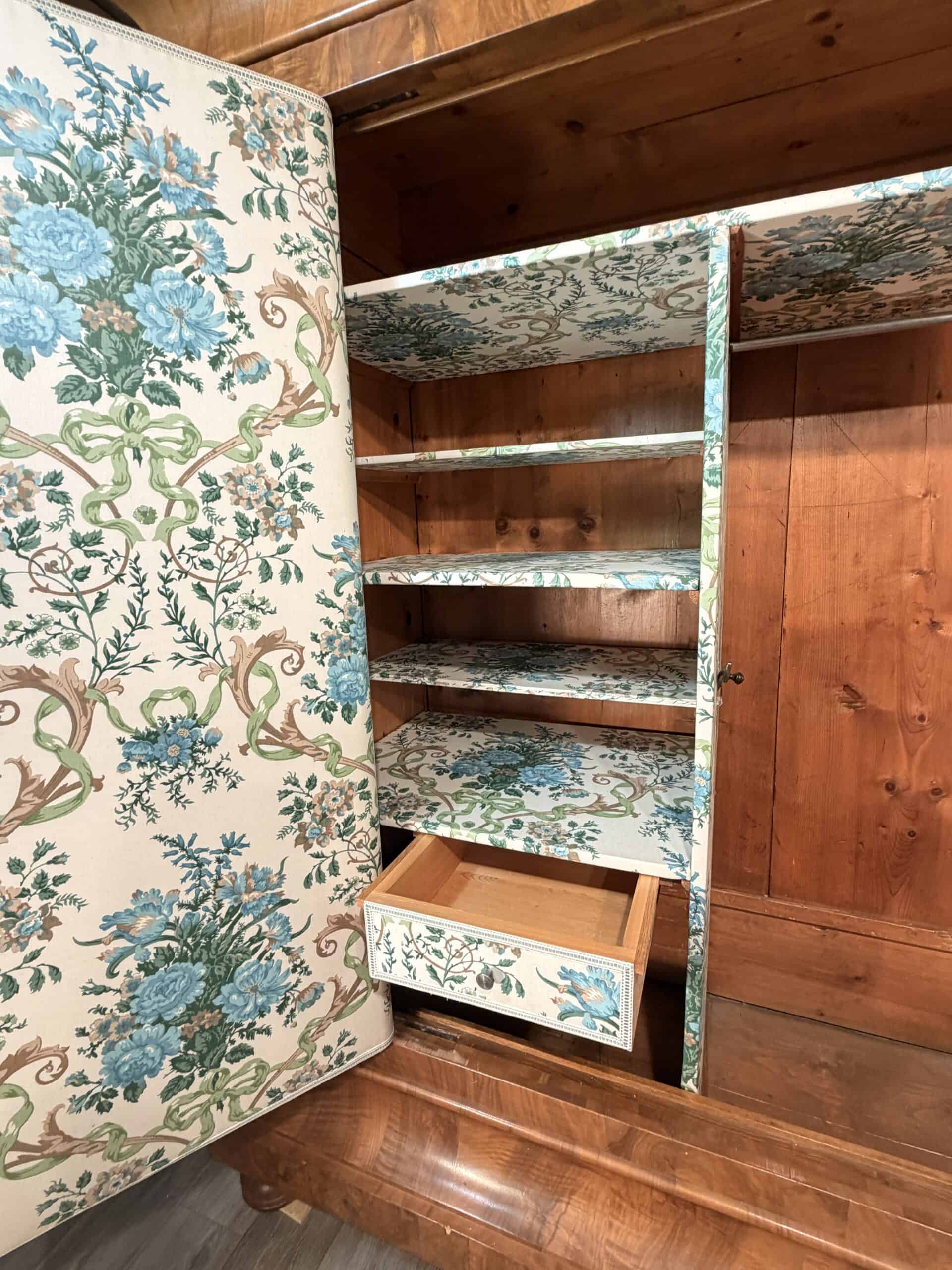 Baroque Armoire Wellenschrank- details shelves inside - Styylish