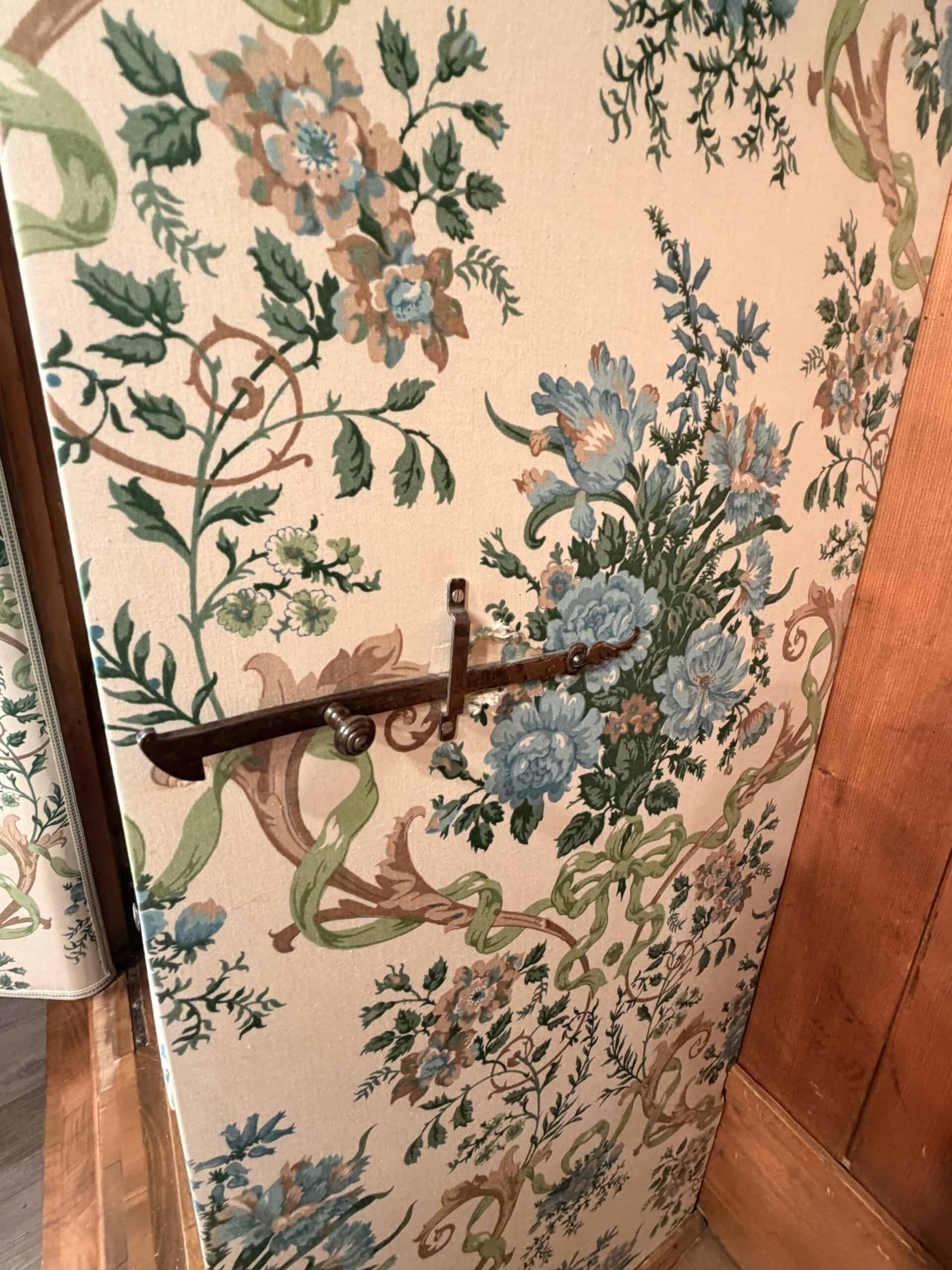 Baroque Armoire Wellenschrank- details hook inside - Styylish
