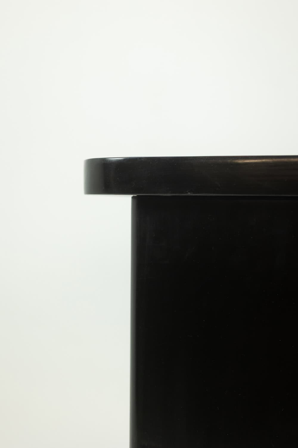 Art Deco Kidney-Shaped Desk in Black Lacquered Wood - Side Corner Detail - Styylish