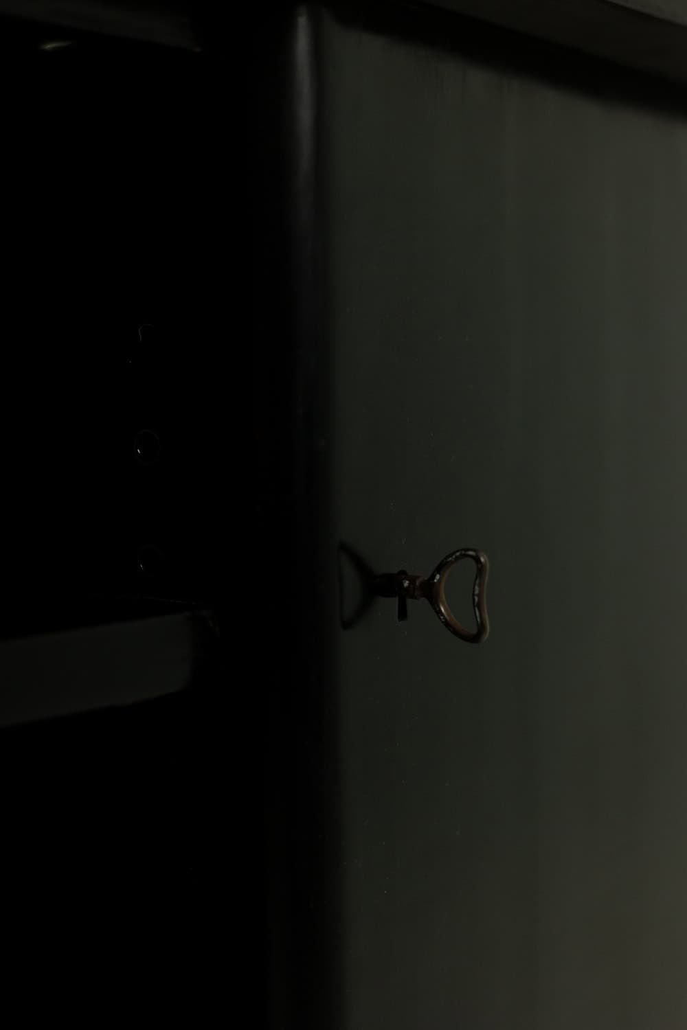 Art Deco Kidney-Shaped Desk in Black Lacquered Wood - Cabinet Lock Detail - Styylish