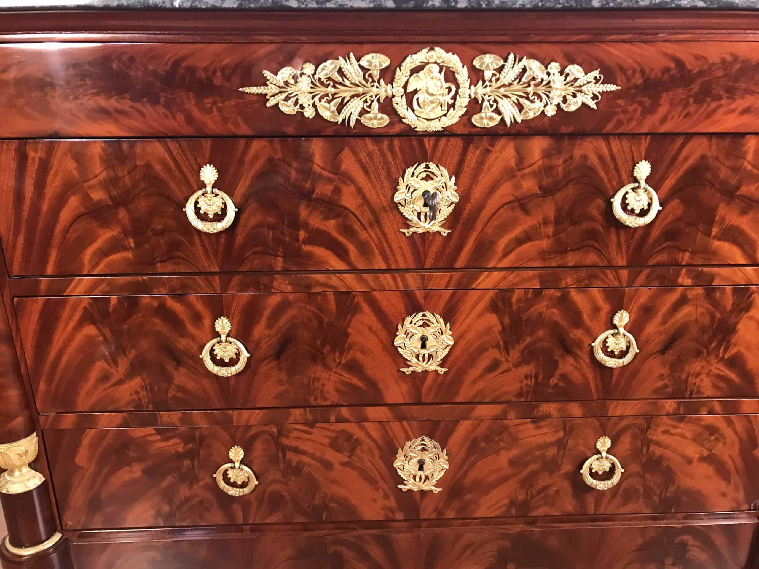 Exceptional French Empire Mahogany Commode with Extensive Gilt-Bronze Mounts, circa 1810 - Image 8